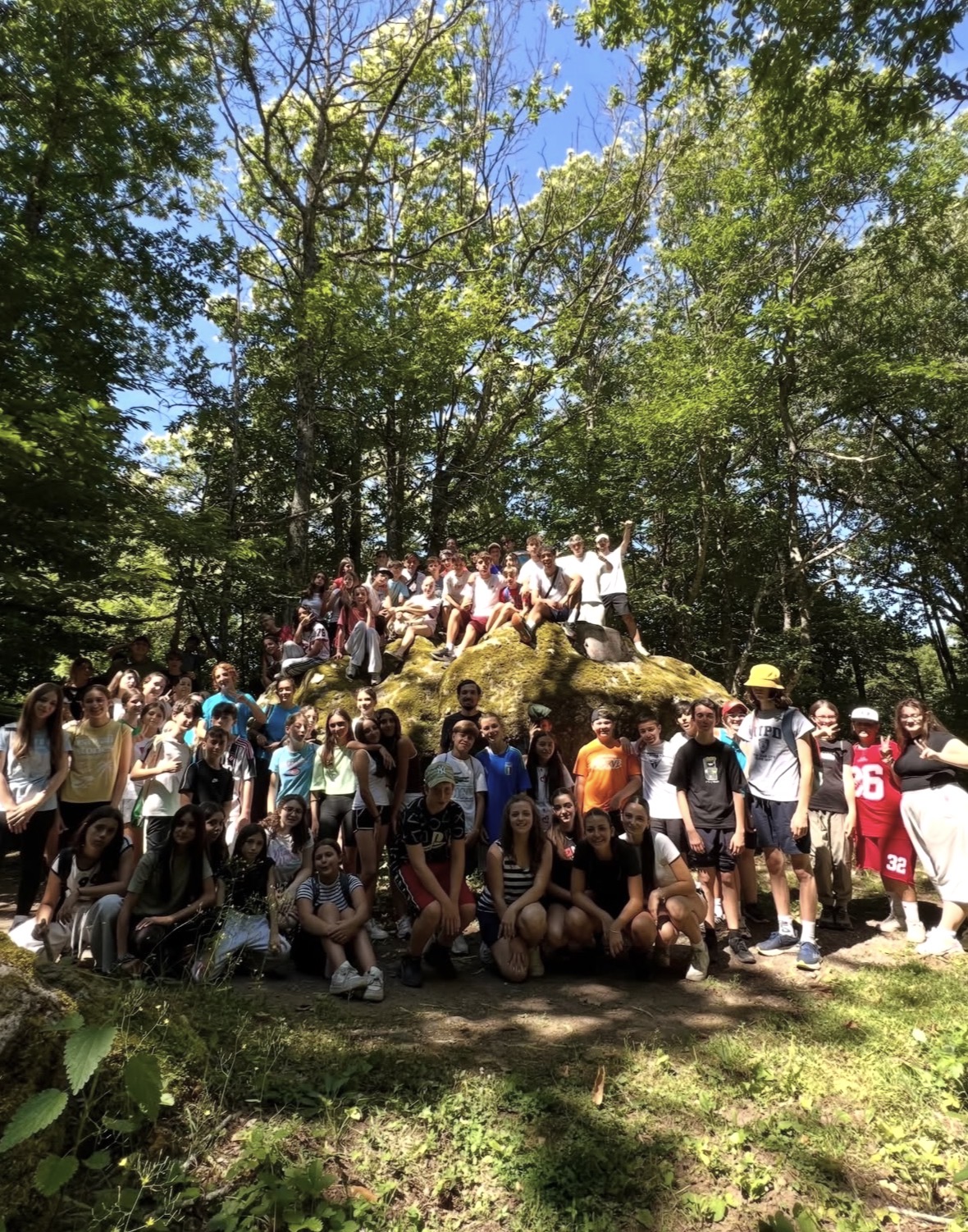 Foto di gruppo del Summer Sport Camp nel bosco
